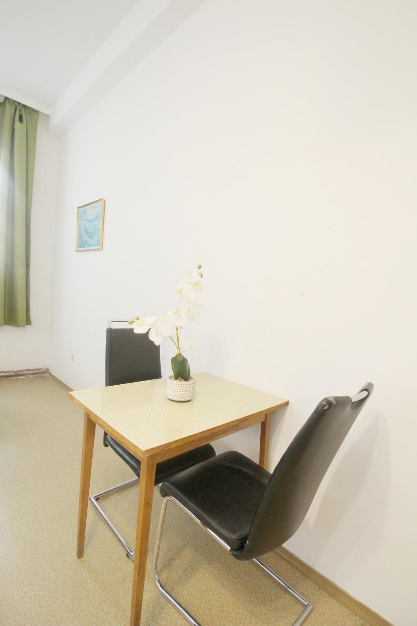 Triple In Hutteldorfer Strasse Area * Viena