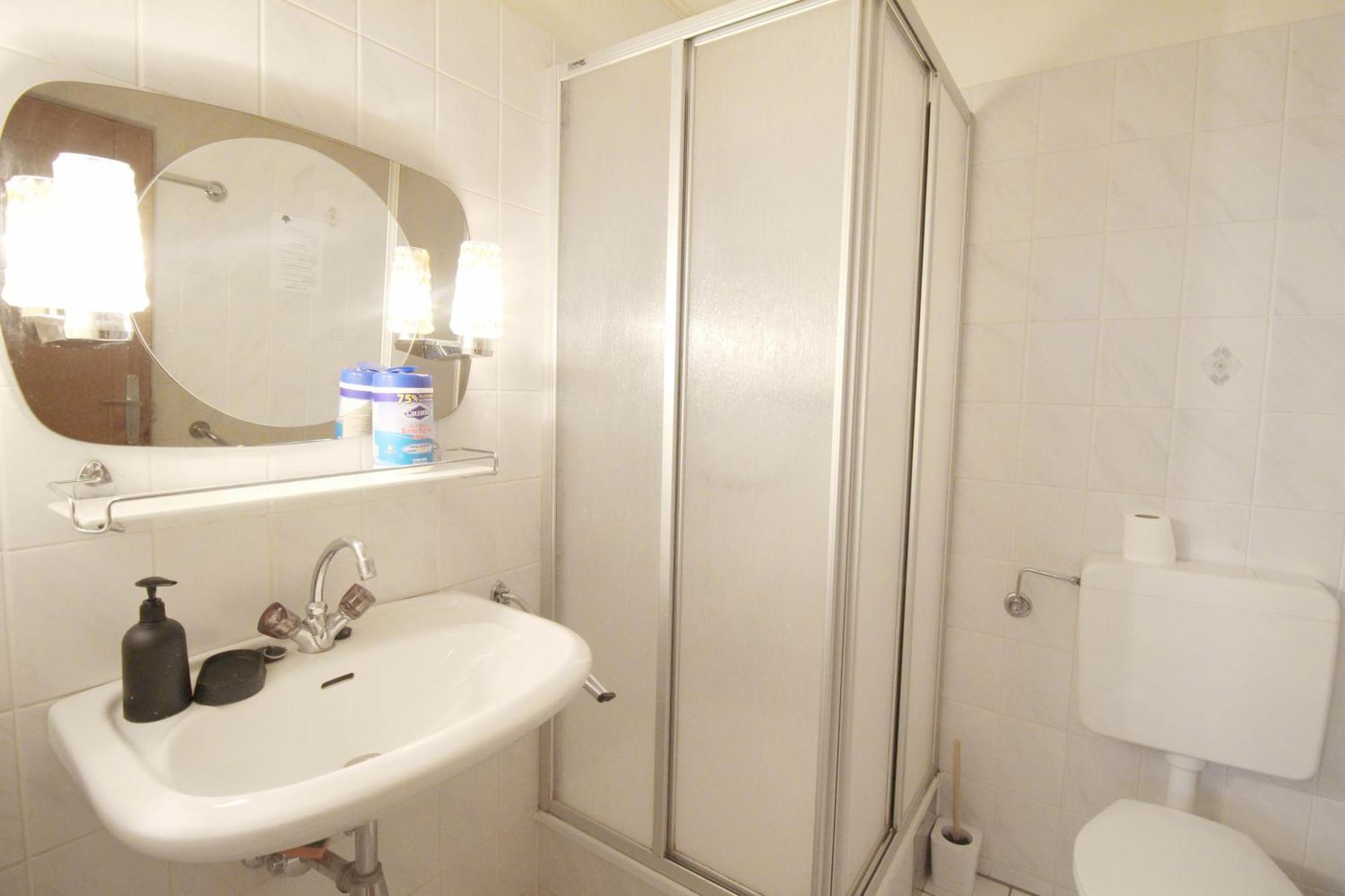 Triple In Hutteldorfer Strasse Area * Viena