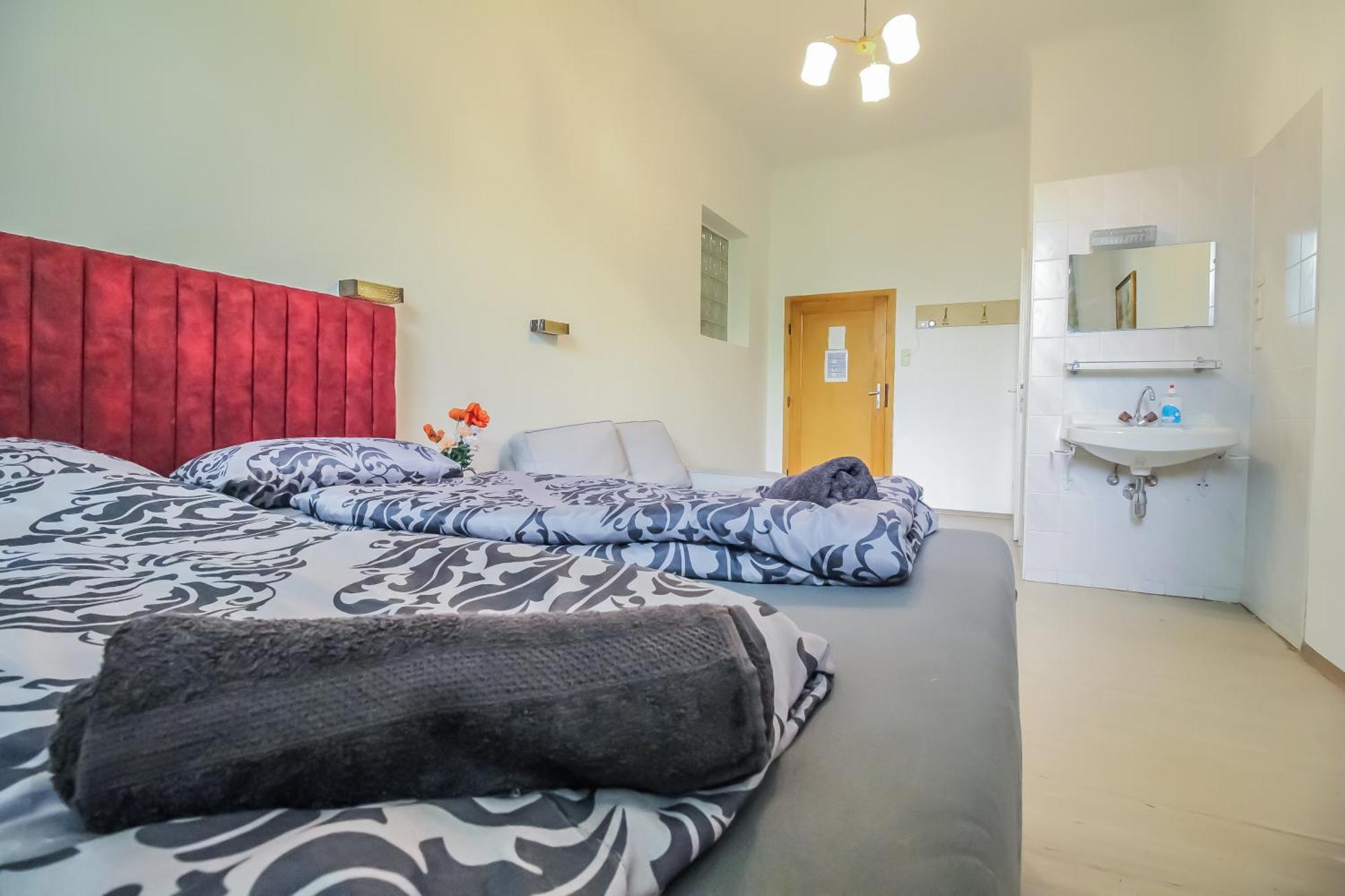 Triple In Hutteldorfer Strasse Area * Viena