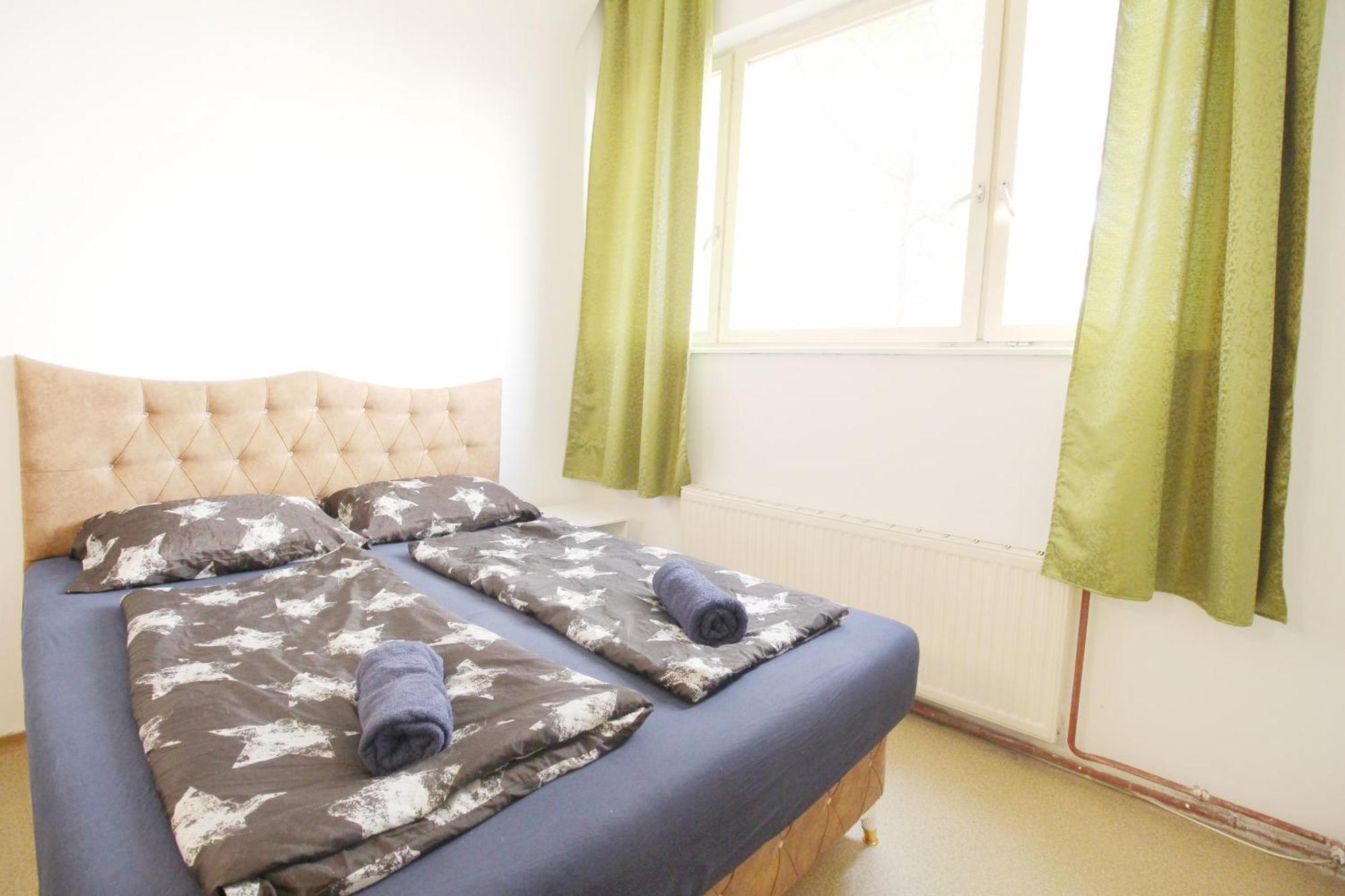Triple In Hutteldorfer Strasse Area * Viena